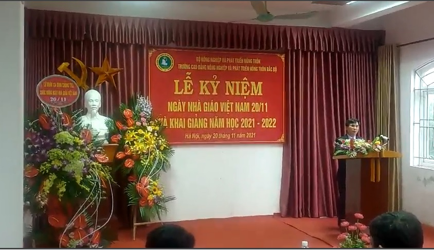 Thầy Nguyễn Mậu Thái – Phó hiệu trưởng trình bày báo cáo tổng kết năm học 2020-2021  và phương hướng năm học 2021-2022