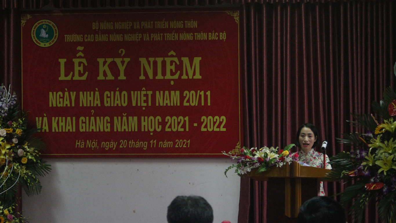 Cô Nguyễn Vân Anh – Giảng viên khoa Khoa học Cơ bản phát biểu tại lễ kỷ niệm