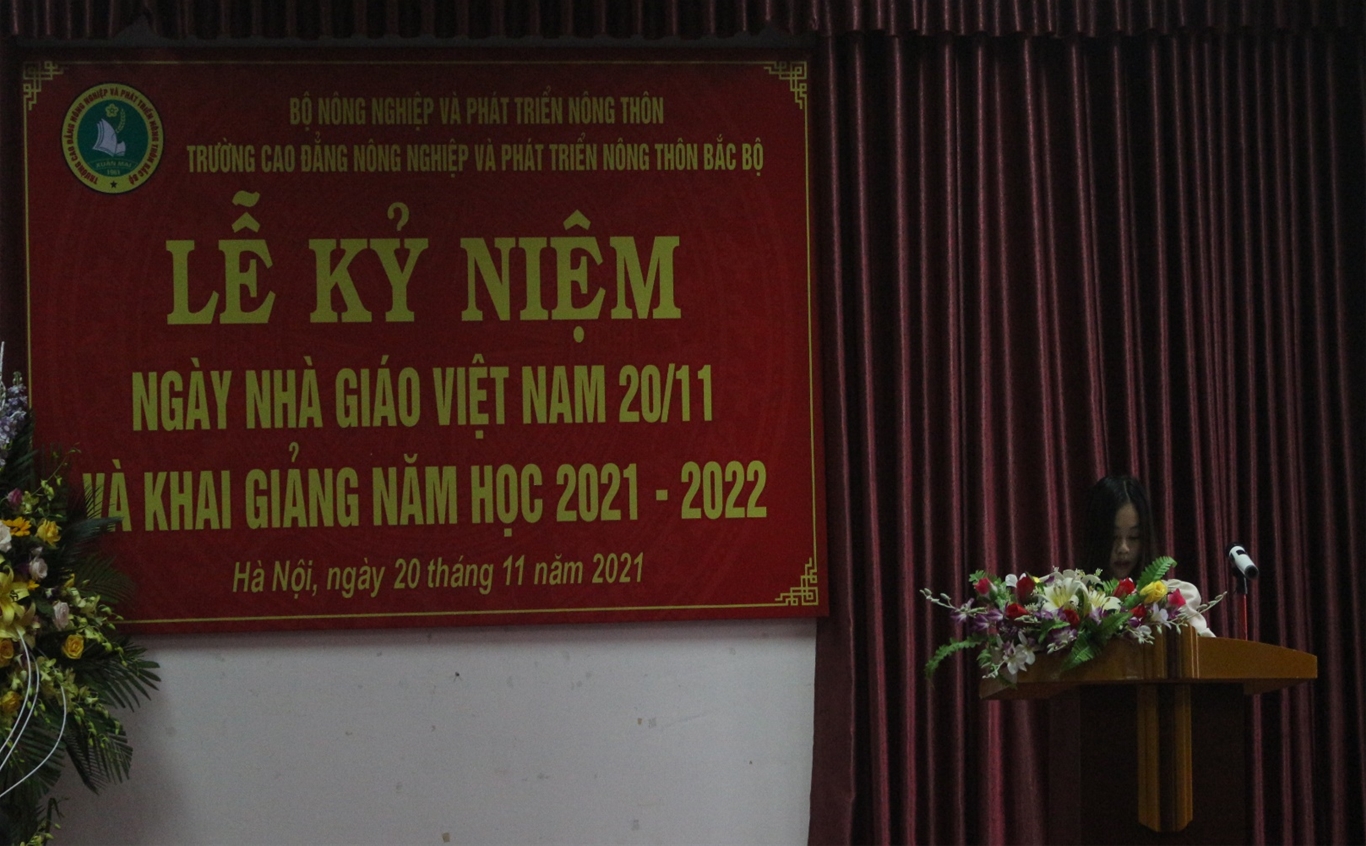 Sinh viên Nguyễn Thị Hương, Lớp Cao đẳng Liên thông CNTT 61 phát biểu tại Lễ kỷ niệm